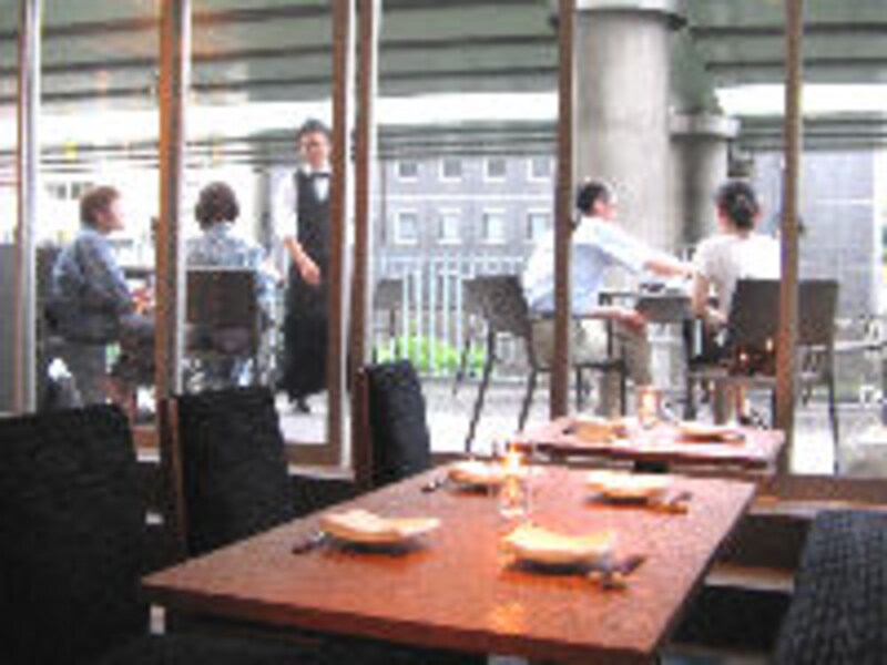 秋の夜長はテラス席!