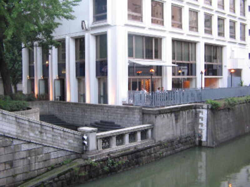 秋の夜長はテラス席!