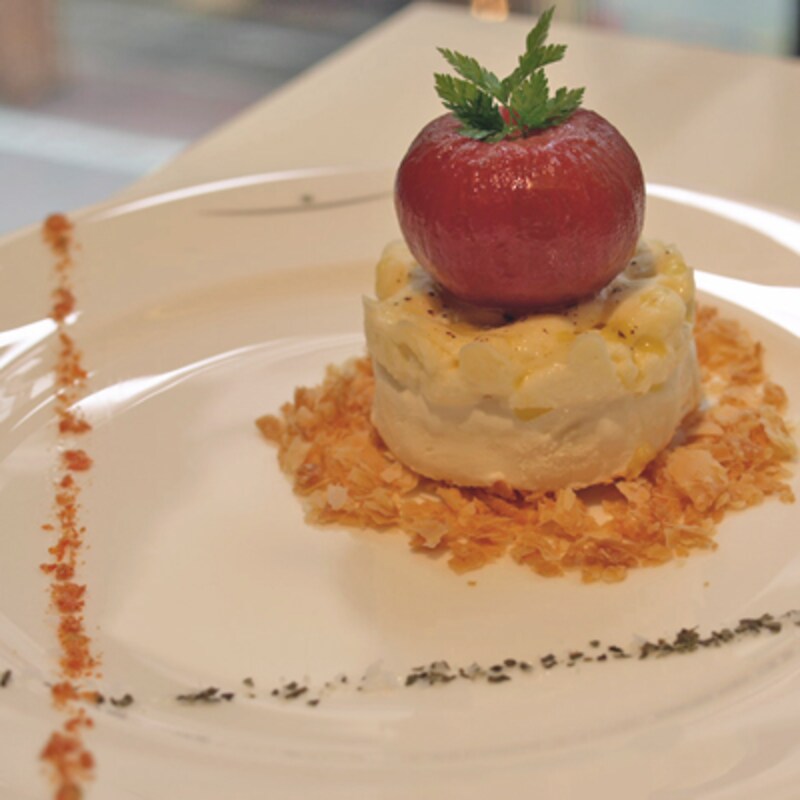 バニラアイスクリーム、フルーツトマトの赤ワインコンポート添え