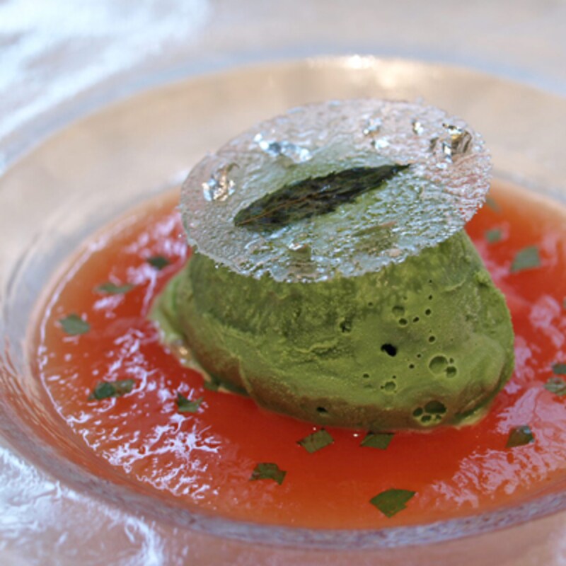 グリーンティーアイスクリーム、スイカとフレッシュミントの冷たいソルティジュレスープ