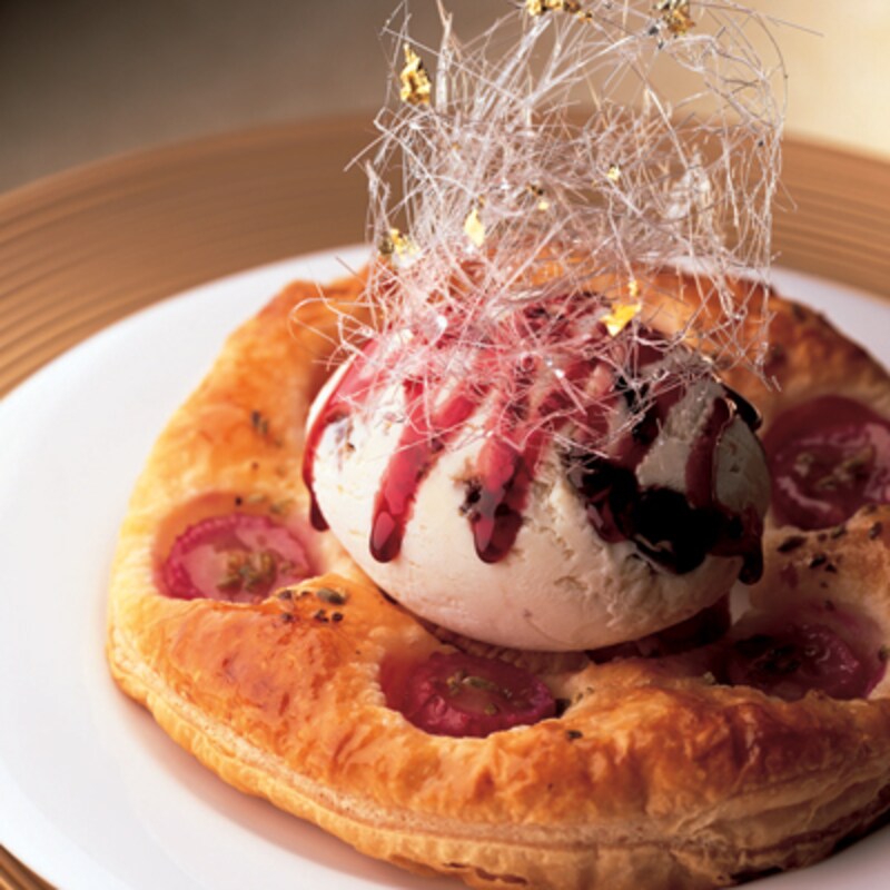 ラムレーズンアイスクリーム、ぶどうとフェンネルシードのリングパイ