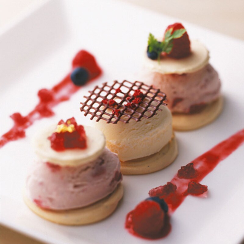 ストロベリーとリッチミルクアイスクリーム、ペッパーメレンゲとフラボワーズソース添え