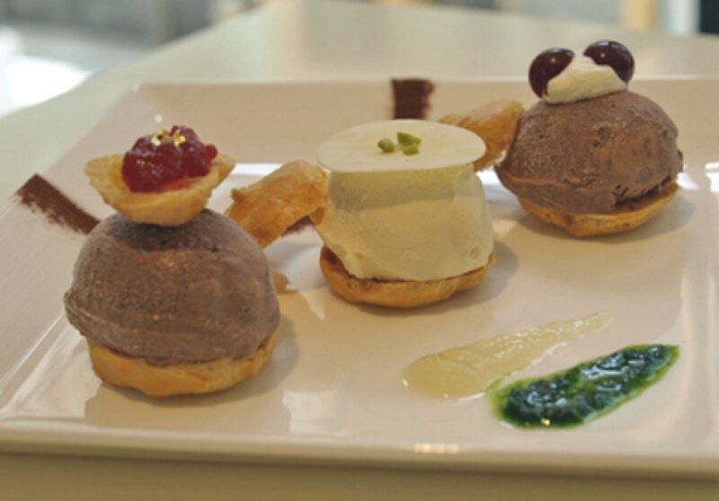 ベルジアンチョコレートとバニラアイスクリーム、グージェール、洋梨とイタリアンパセリのソース添え