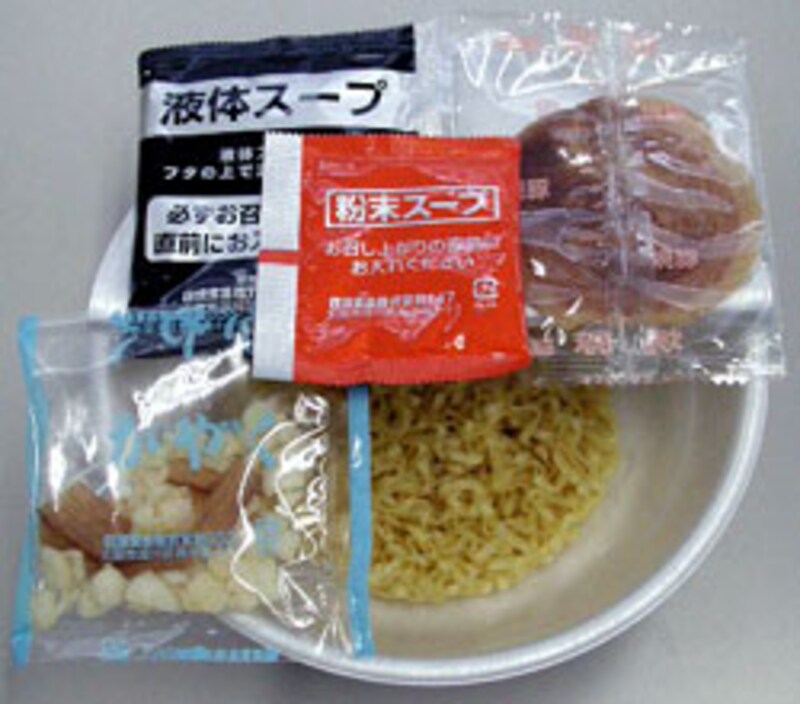 日清食品 行列のできる店のラーメン 特濃新潟背脂旨トロしょうゆ 内容物