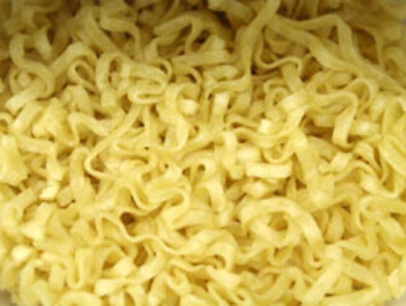 日清食品 行列のできる店のラーメン 特濃新潟背脂旨トロしょうゆ 麺