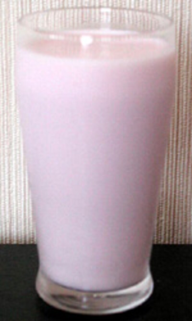 森永乳業 牛乳にまぜよう いちご味 でき上がり