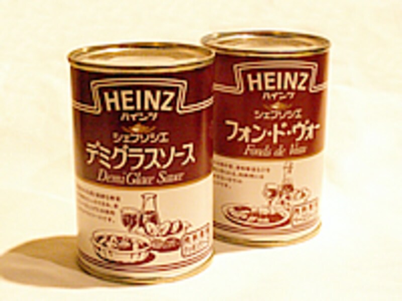 ハインツ社のデミグラスソースとフォンドヴォーの缶詰がひとつずつ隣り合わせて並んでいるようす