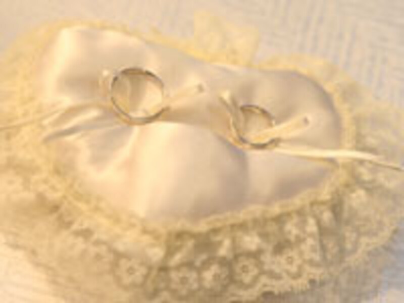 手作りドレスは不運を招く?結婚の言い伝え