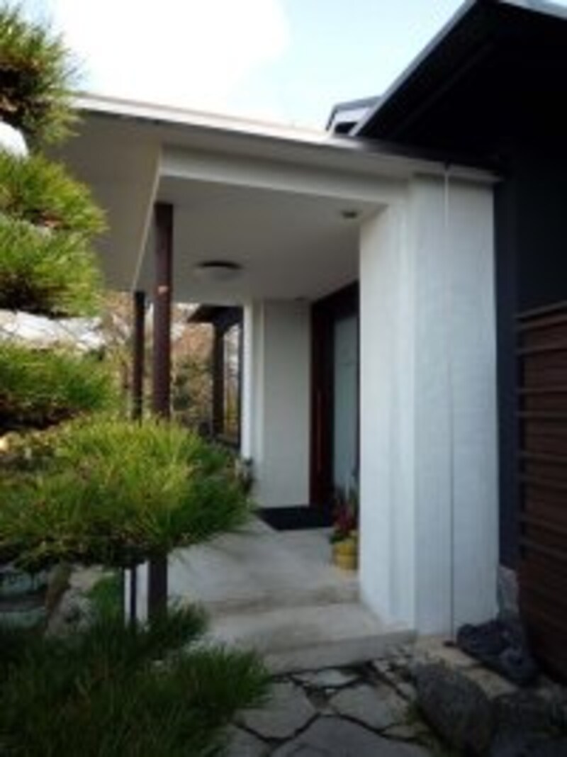 TOMOSHIRO INOUE。