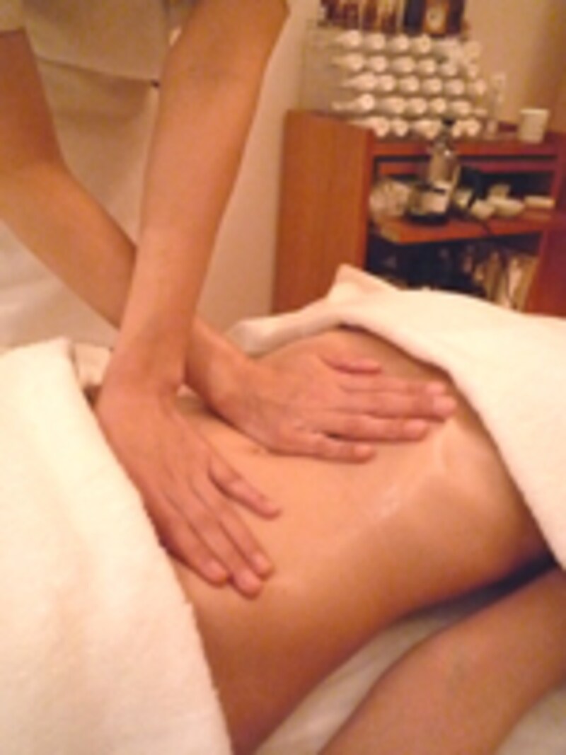 お腹マッサージ