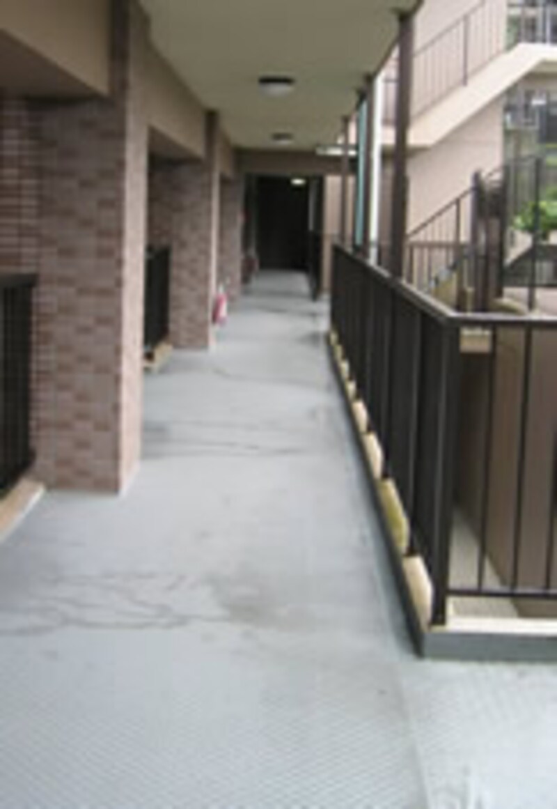 外廊下の幅がゆったりしていれば車いすの介助がしやすくベビーカーでも安心。
