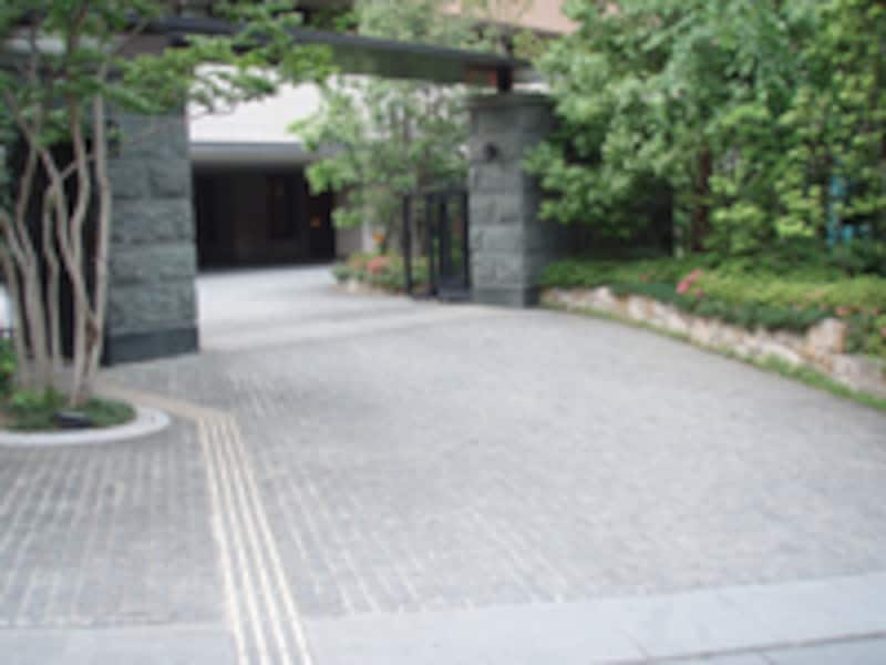 前面道路からエントランスホールまでなだらかなスロープが付いている例。