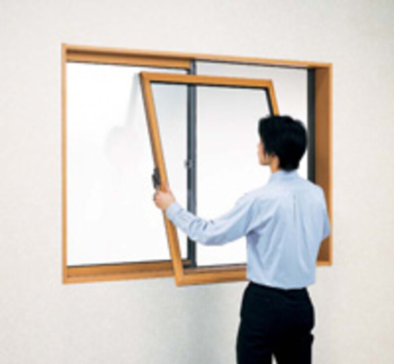 【写真3】障子（窓枠）ごと取り外しができる引き違い窓の例。