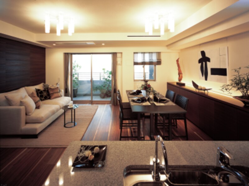 リビング・ダイニングルーム(2009年12月70-Dタイプモデルルームを撮影したもで家具・調度品等は価格に含まれません)