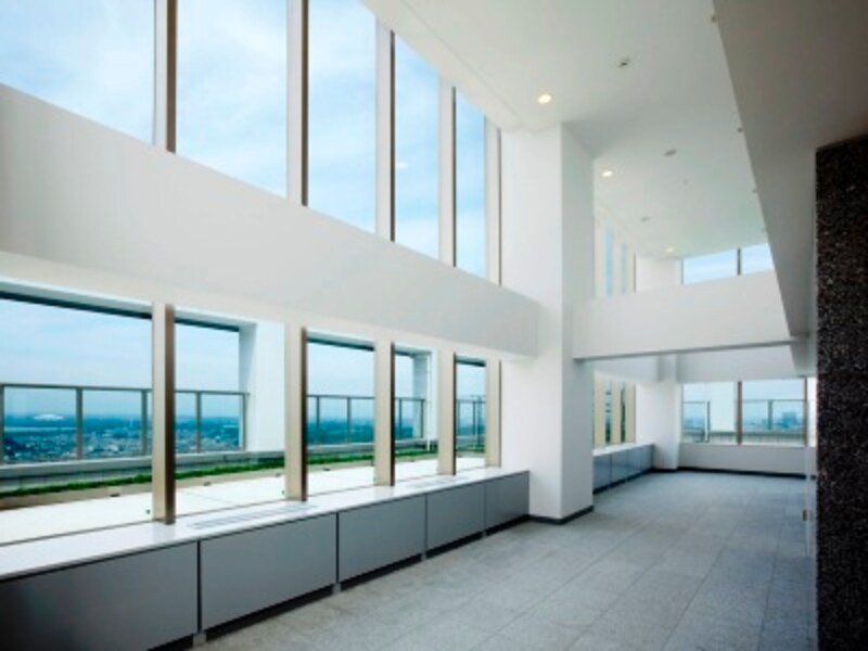 360°の眺望を楽しめる空の回廊「スカイコリドー」(平成21年6月撮影)