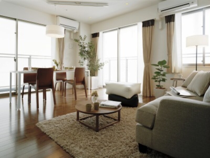 陽光もたっぷりと 明るく開放的なリビング・ダイニング(80A・メニュータイプ1のモデルルームを撮影(平成19年8月)したもので、家具調度品等は販売価格に含まれません)