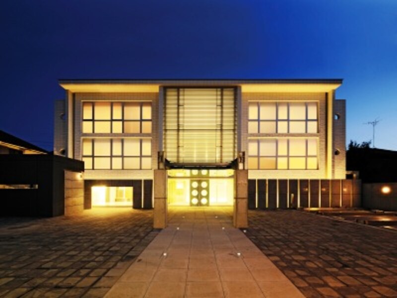 モダンな美術館のようなアカデミックな雰囲気を感じさせる