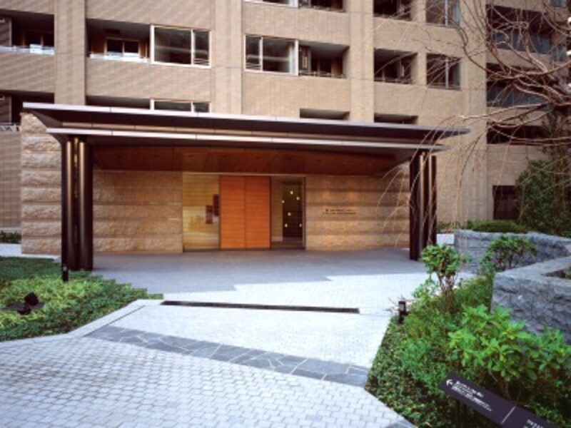 「桜レジデンス」エントランス。内側にはフロントと、アート作品が展示されたロビーが広がっている(平成20年12月撮影)