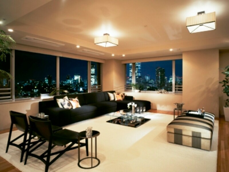 高層フロアからは丘の上ならではの眺望が、低層からはセンターフォレストの緑が楽しめる。これも広大な敷地面積あってのメリットである。写真はモデルルームA230Atype(平成21年1月撮影)