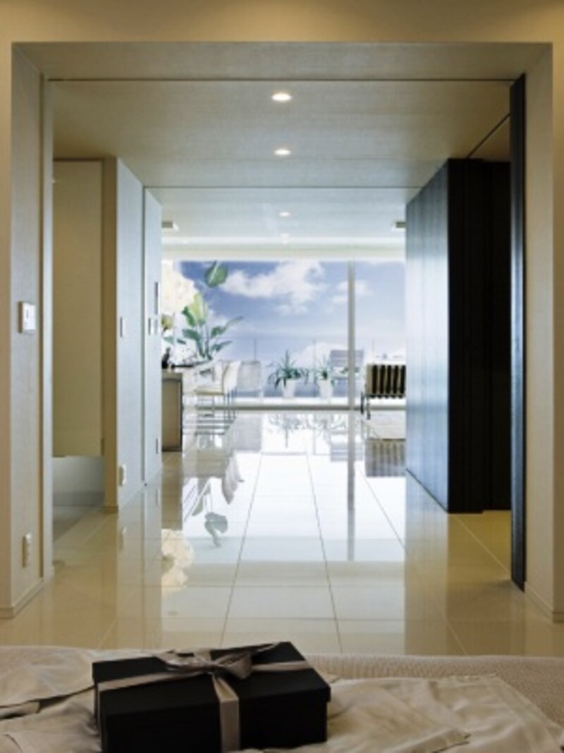 リビングへつながる引き戸を開ければ、ベッドルームからも海への鮮やかな眺めが(モデルルーム)