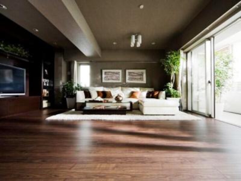 バルコニーの木調ルーバー越しに美しい景色を愛でることができるリビング・ダイニング