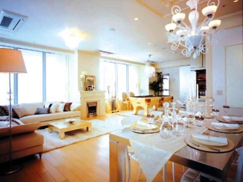 W-160Dタイプリビングダイニングルーム。31・32階プレミアム住戸は天井高約2800mmあり、天井高いっぱいのハイサッシ設計で広く開放的な居住空間。