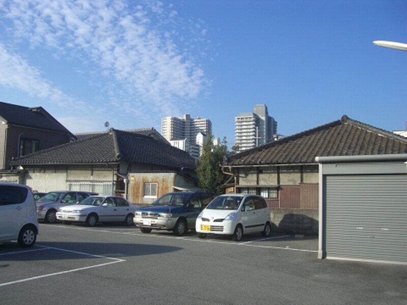 駐車場と平屋建て
