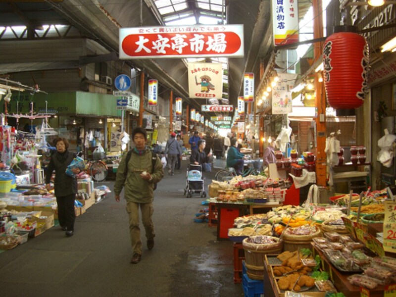 にぎわう大安亭市場