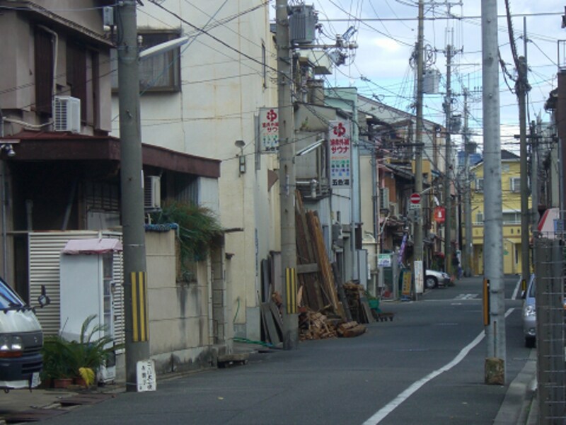 電線が目立つ……