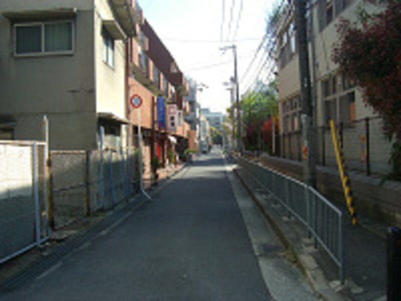 車の往来の厳しい路地