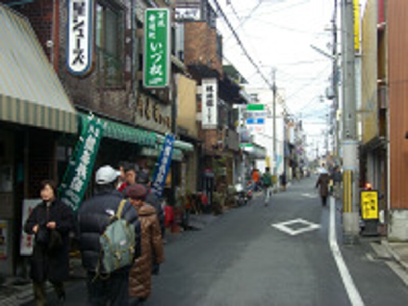 門前町の様相の駅前