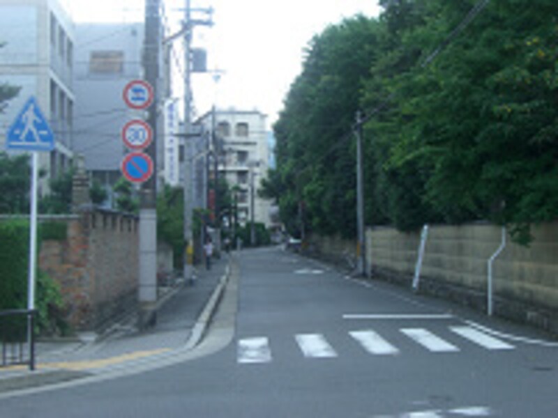 レトロな塀の建物