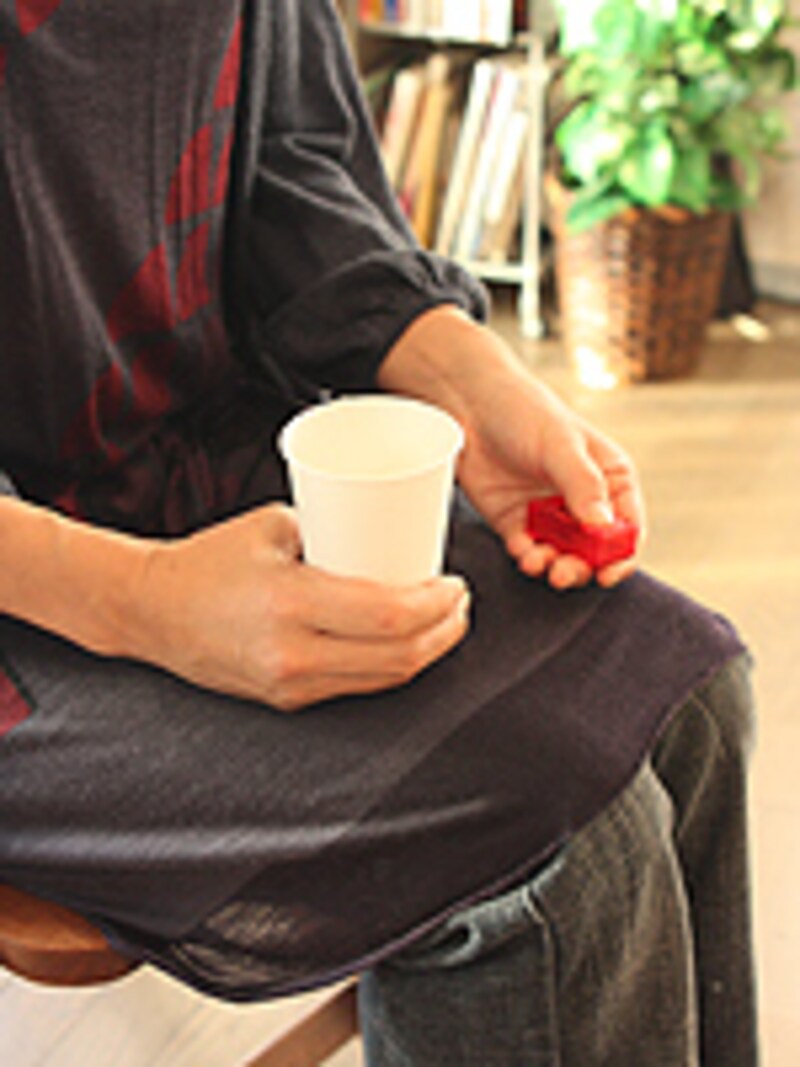 パートナーにクリッカーと紙コップを持ってもらう