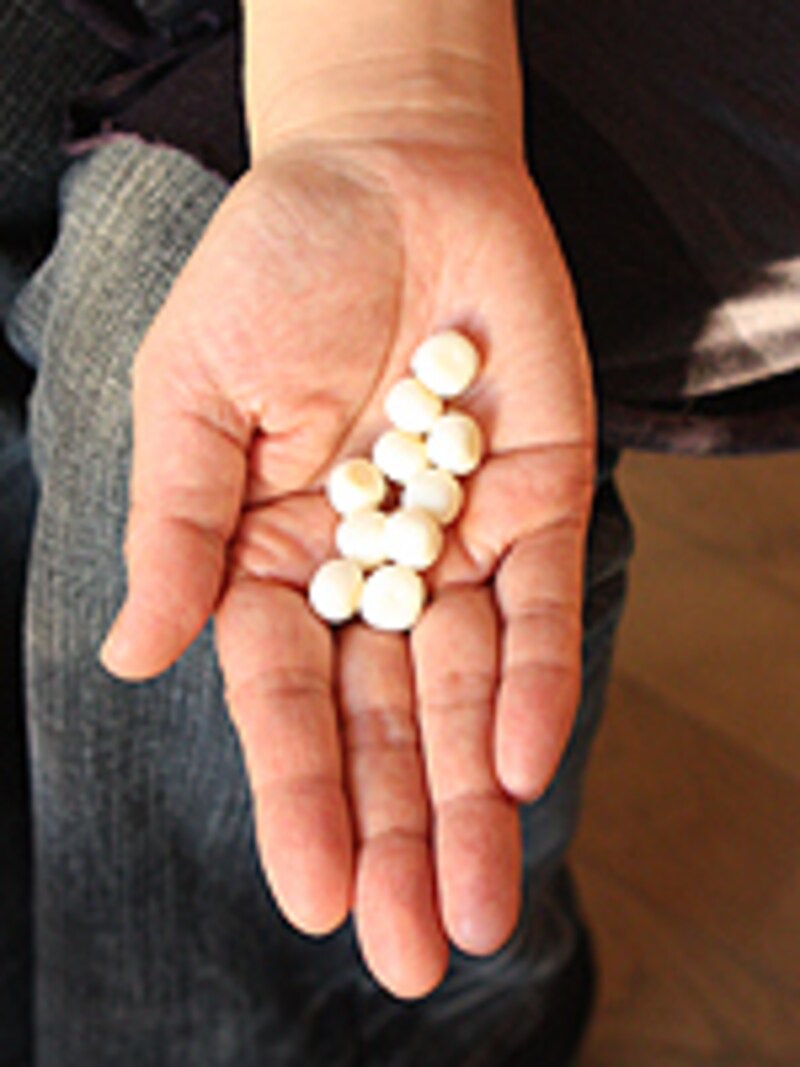 手におやつを持つ