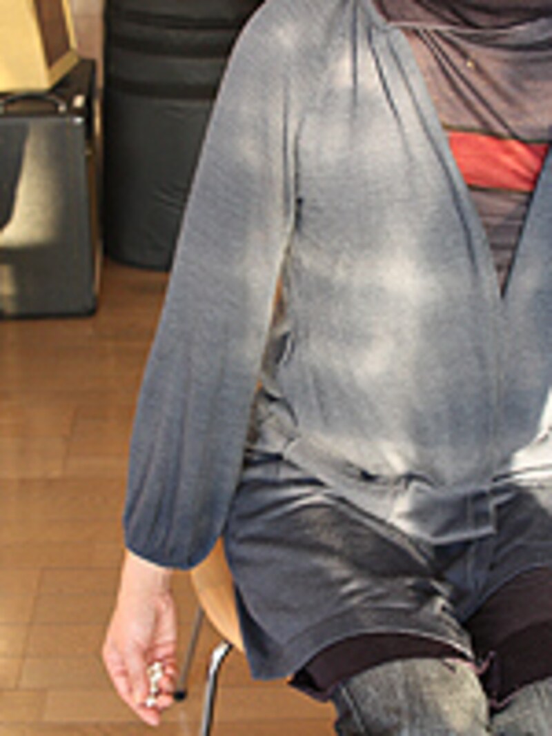 おやつを持った腕を自然なポジションに