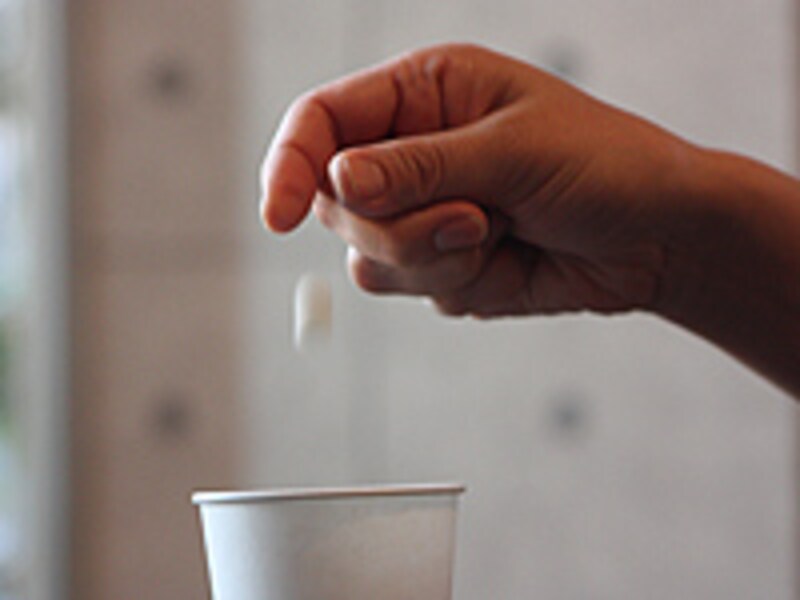 紙コップにおやつを入れる