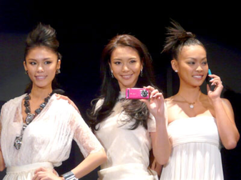 新商品発表会にはミス・ユニバース・ジャパンの3人も登場。今回の機種のコンセプト「究極美」をアピールした