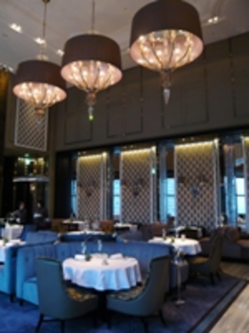 シャングリ・ラ ホテル東京の天井が高いメインダイニング
