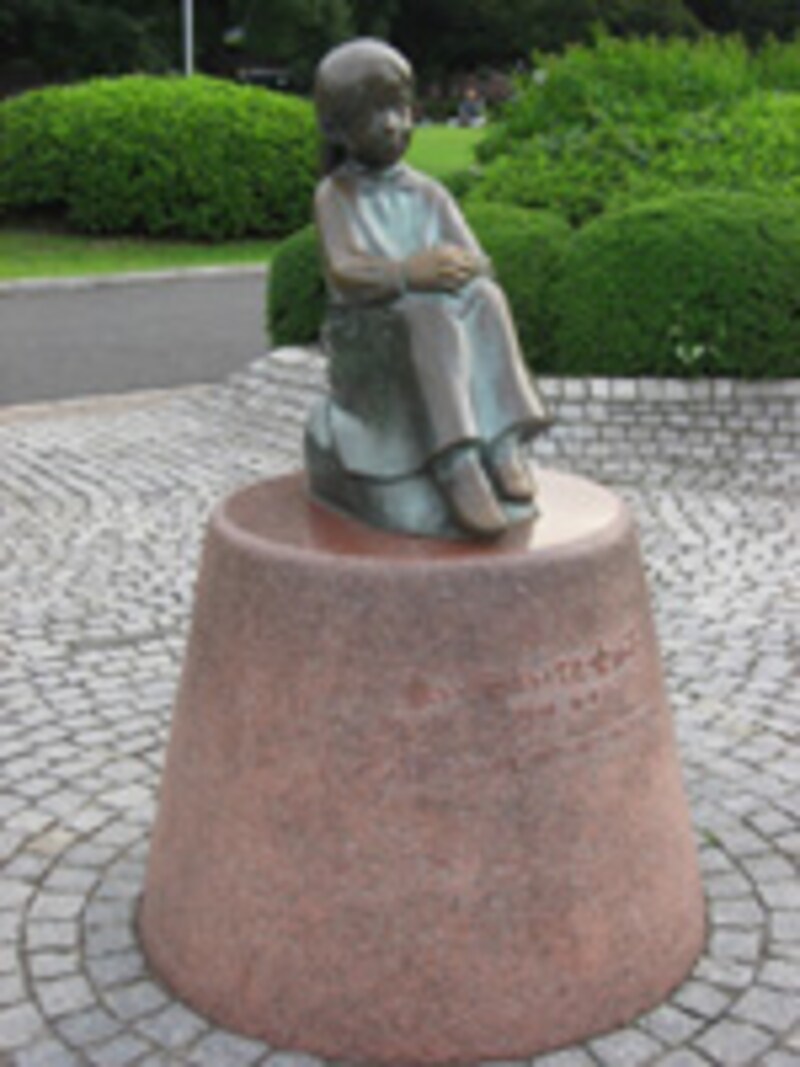 赤い靴はいてた女の子の像