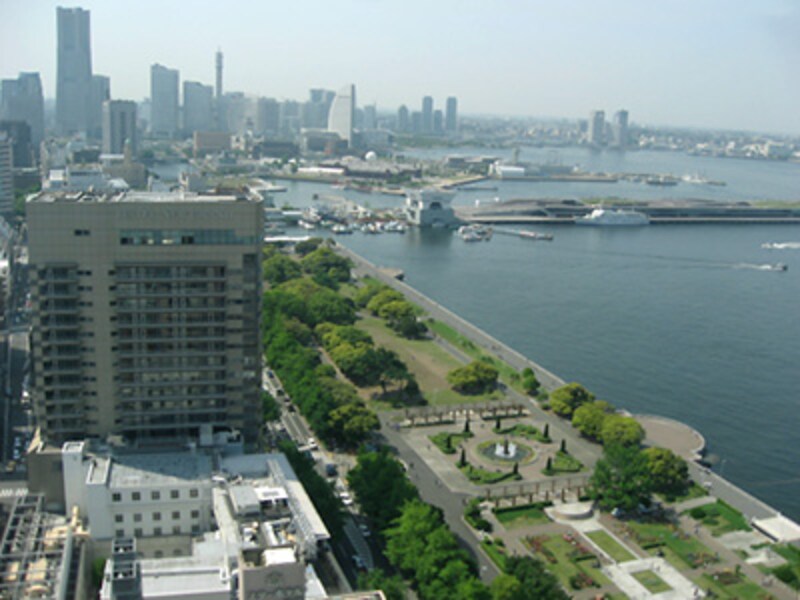 横浜マリンタワー 30階 展望フロアからのみなとみらいの眺め