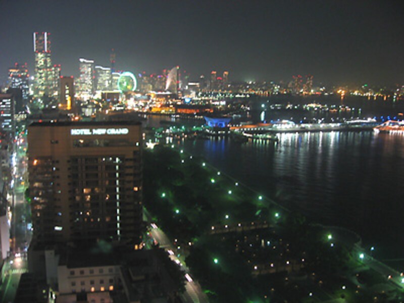 横浜マリンタワー 30階 展望フロアからのみなとみらいの夜景