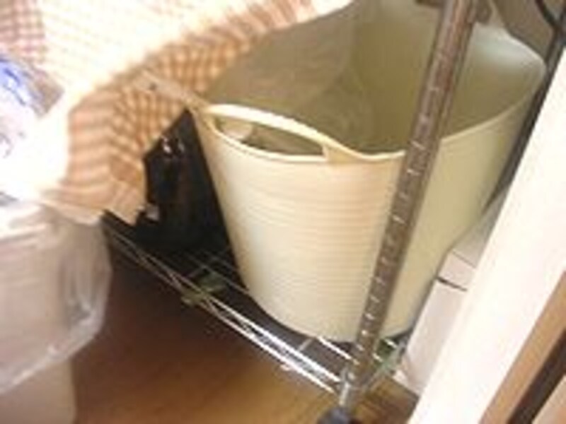 キッチン収納の片隅に、燃えないゴミスペース。タブトラッグスなら清潔に維持できるし、ビールを飲み過ぎた週だってちゃんとストックできる!※写真の色はバニラ。サイズはL。