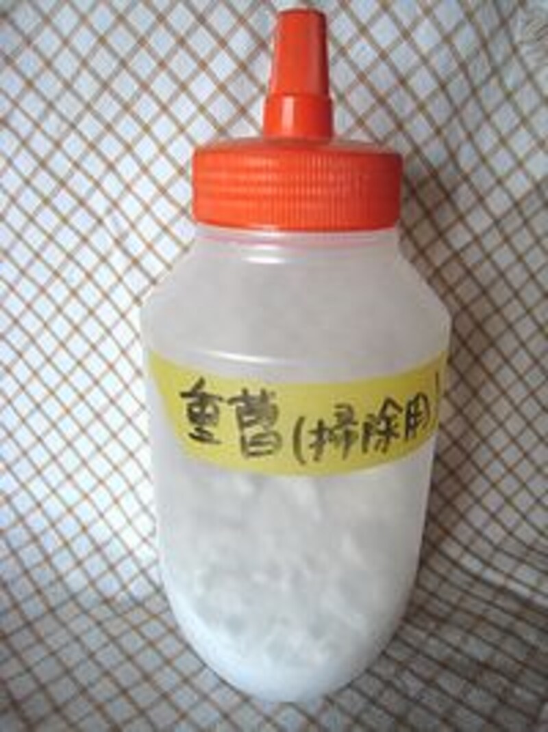 ハチミツ容器としてよくあるこのカタチ。『重曹』入れとして使い勝手GOODなのでオススメです。ガイドは合羽橋道具街でかなり大ぶりの容器を購入して愛用しています。ただ、誤食の可能性を考え、ナカミが何かを分かりやすくしておいたほうが安心です。