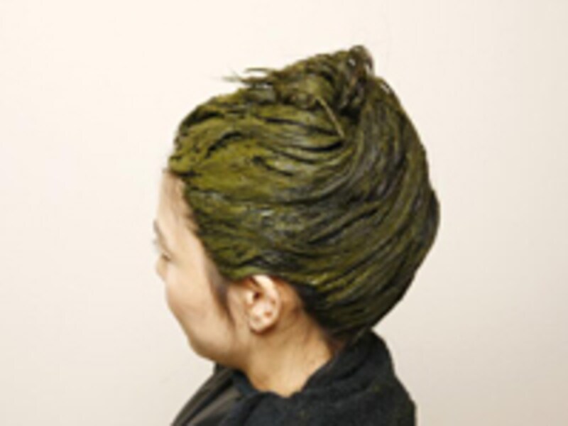 ヘナを髪・頭皮に塗布