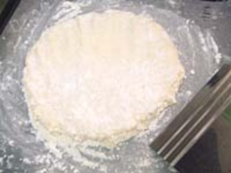 洗い物を出さないためにも、クッキングシートを敷いたオーブンの天板の上で生地をまとめちゃいましょう