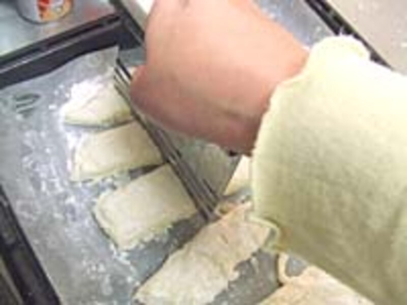 スケッパーで分割します。これもオーブンの天板の上で。