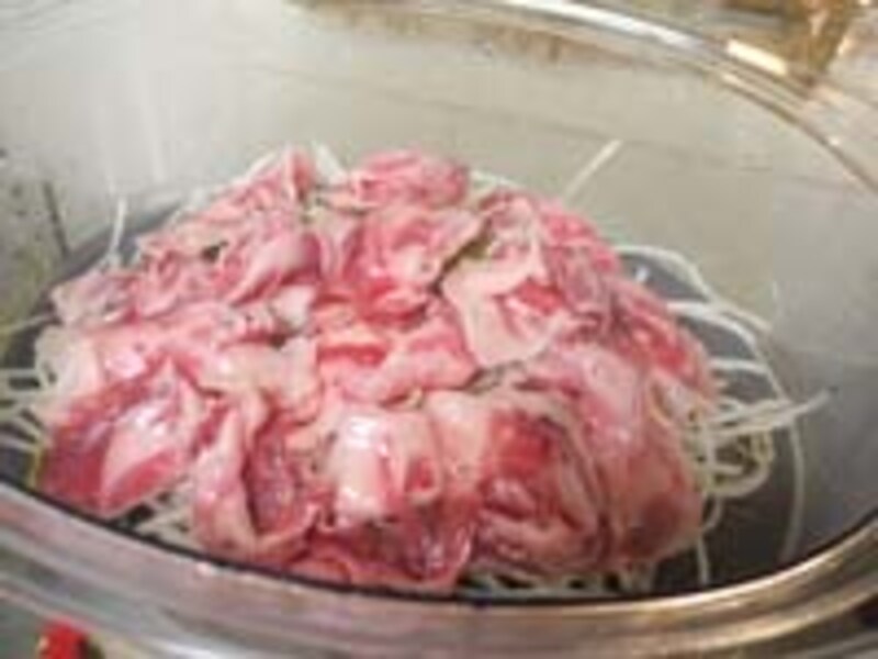 もやしの上にお肉を乗せて蒸すだけで一品に