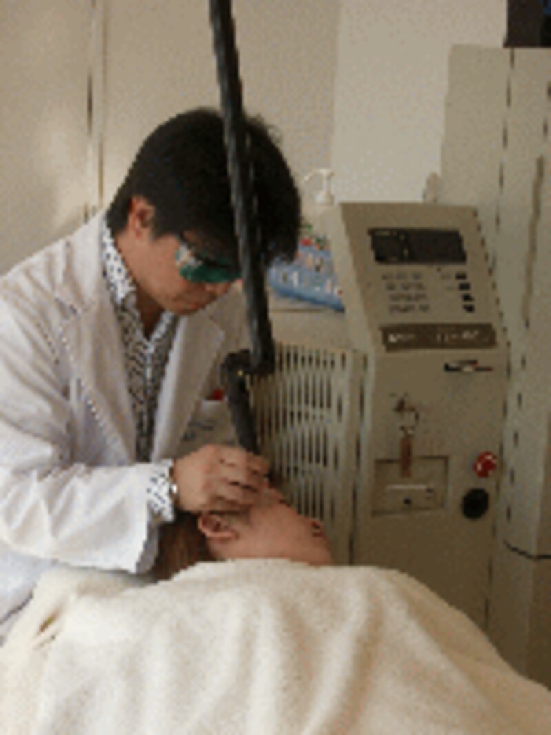 Qスイッチルビーレーザーはメラニンに反応し、短時間で肌の奥深くまで光が届きます。