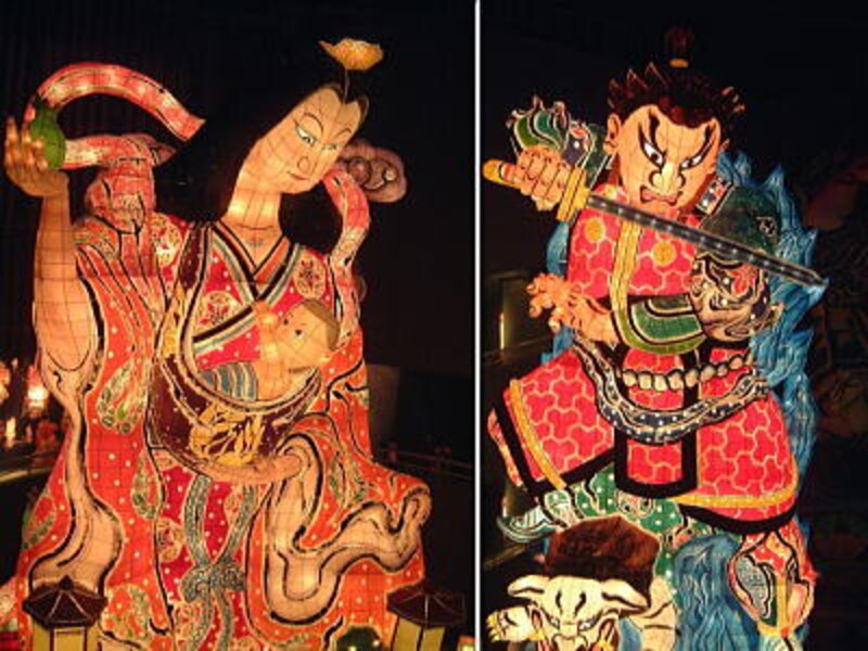 「立佞武多の館」に展示されていた立佞武多/左:平成18年作成の絆(きずな)、右:平成17年作成の炎(ほむら)