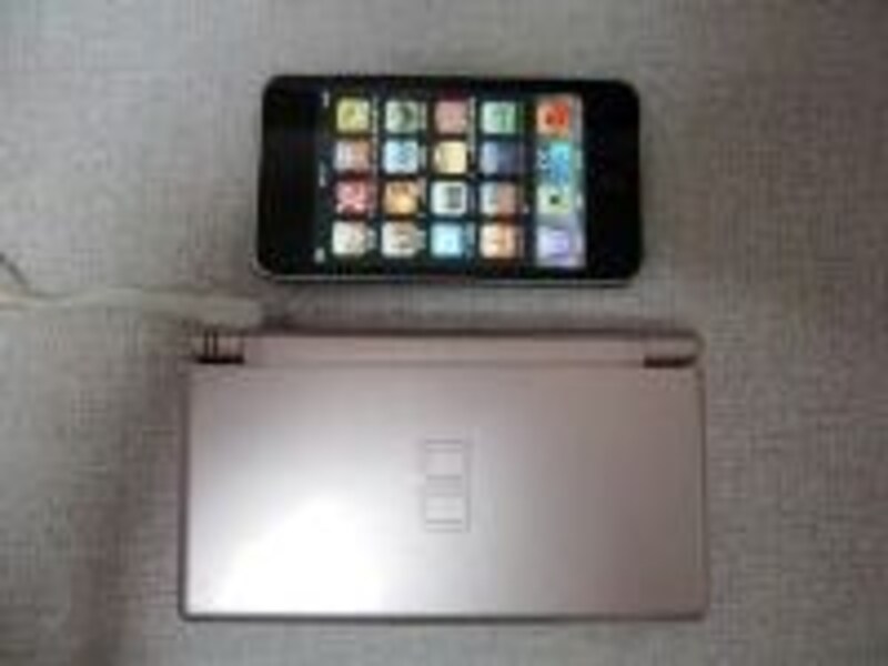 Nintendo DS と iPod touch を比較してみました。厚みも iPod touch の方がかなり薄めです。